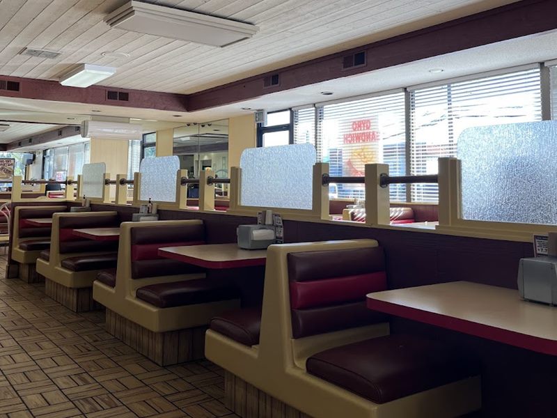 Y' Not Burgers interior